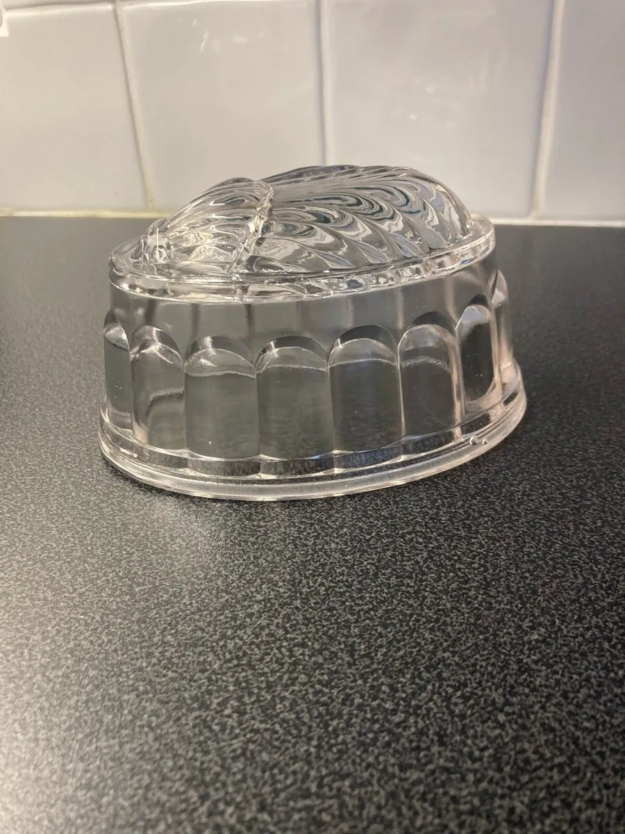 Vintage jelly mould and small yellow glass bowl - Image 3