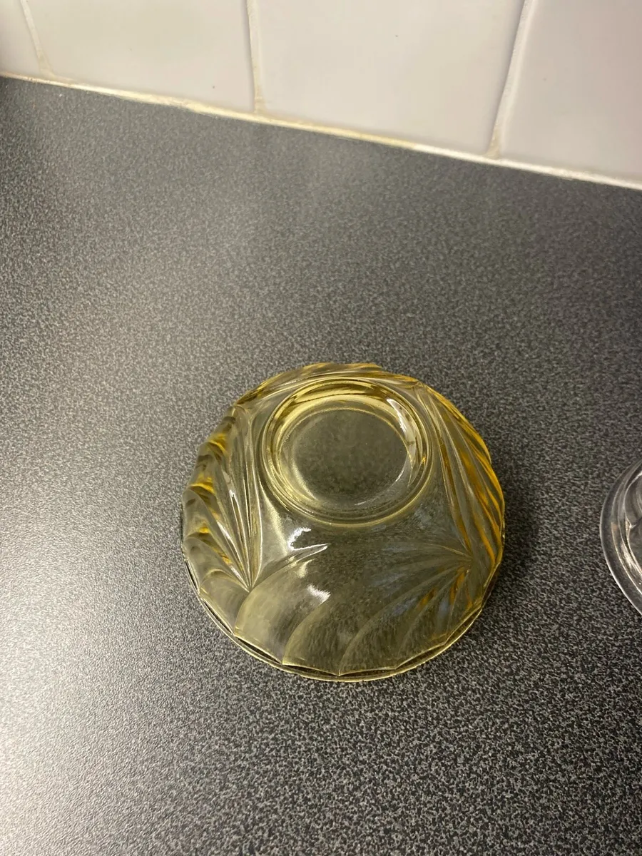 Vintage jelly mould and small yellow glass bowl - Image 4