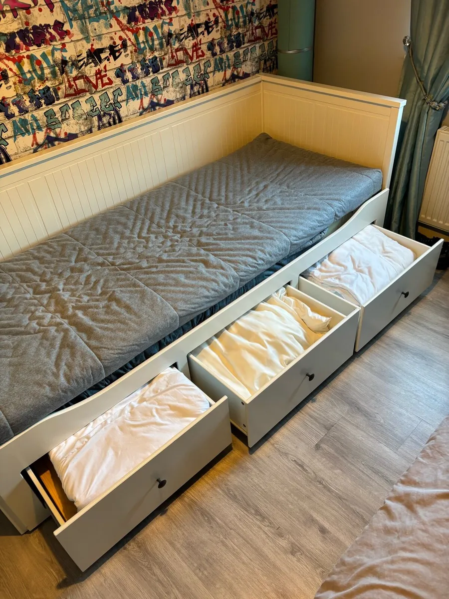 Bed - Image 1