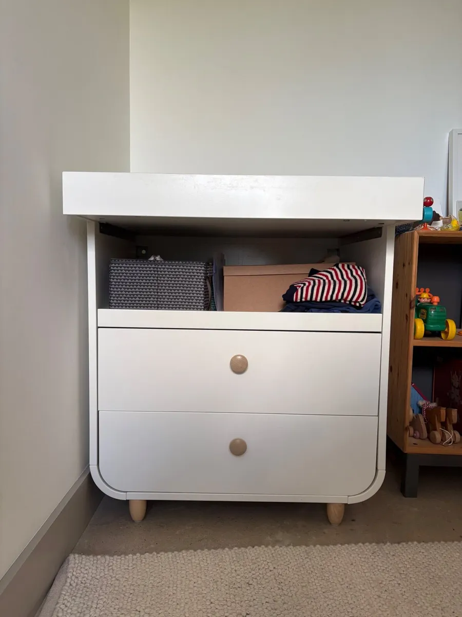 Changing table with drawers - Image 1