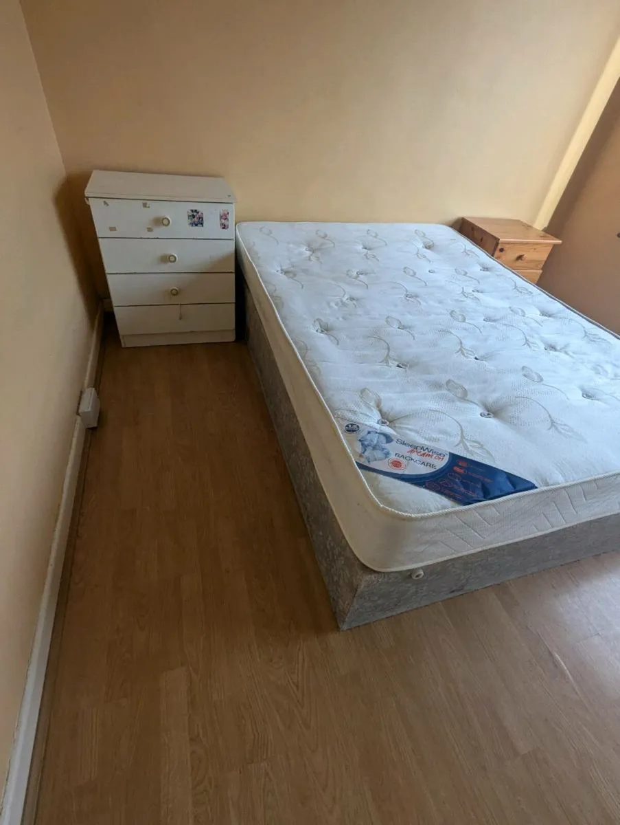 Double bed - Image 1