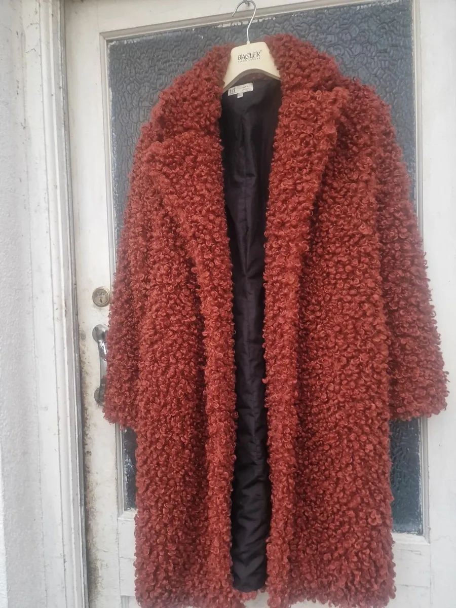 Ladies fur coat . - Image 1