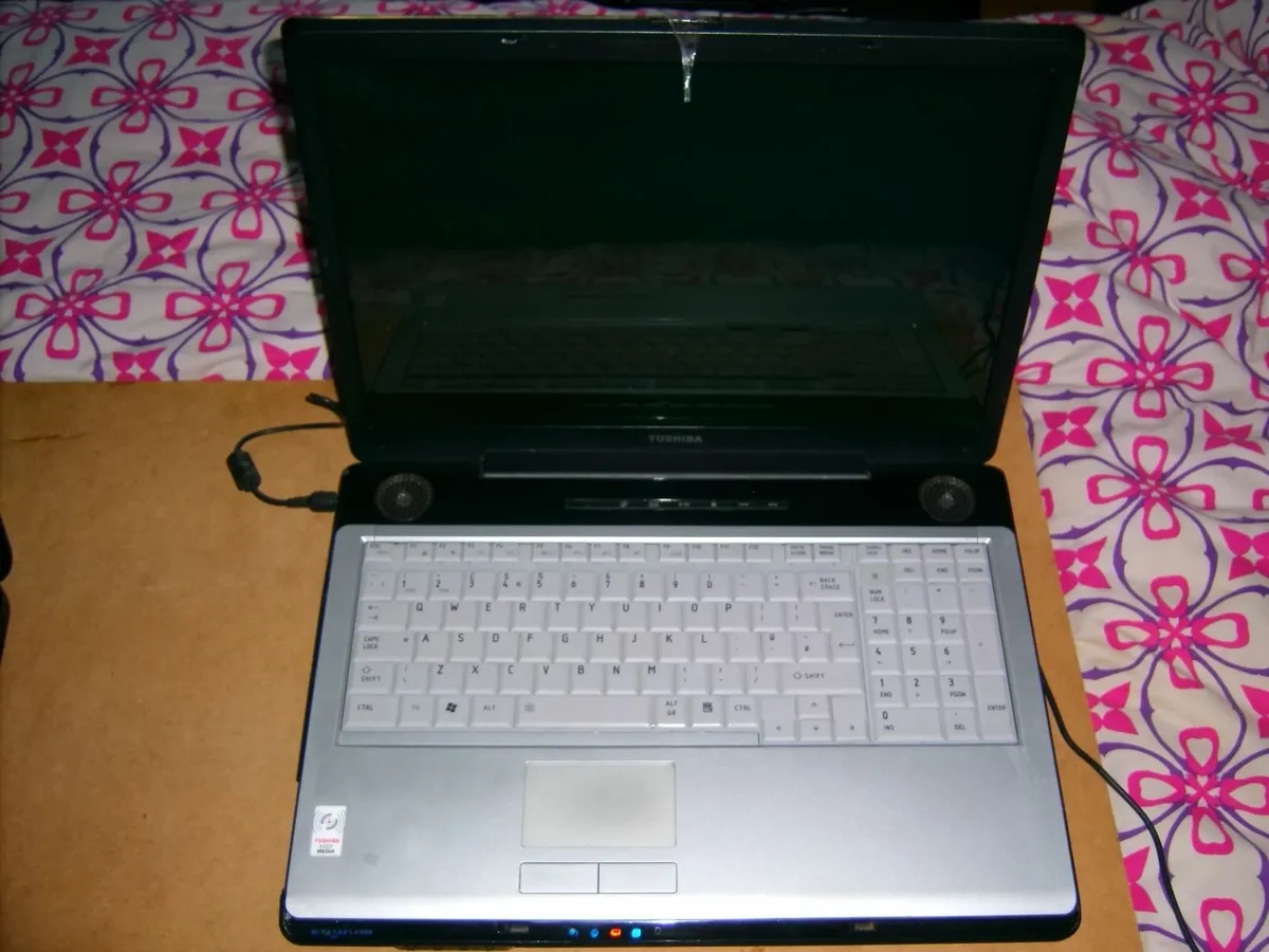 Toshiba laptop - Image 1