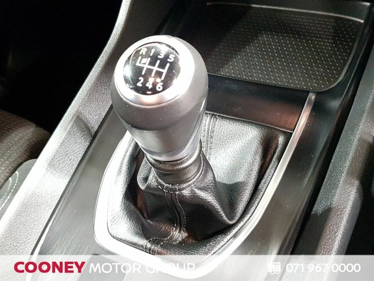 Nissan Qashqai 1.3 PET MILD HYBRID SV PREMIUM - Image 2