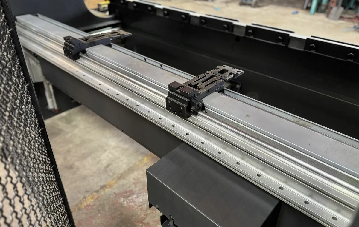 AMADA HFE M2 CNC DOWNSTROKING PRESSBRAKE. - Image 3