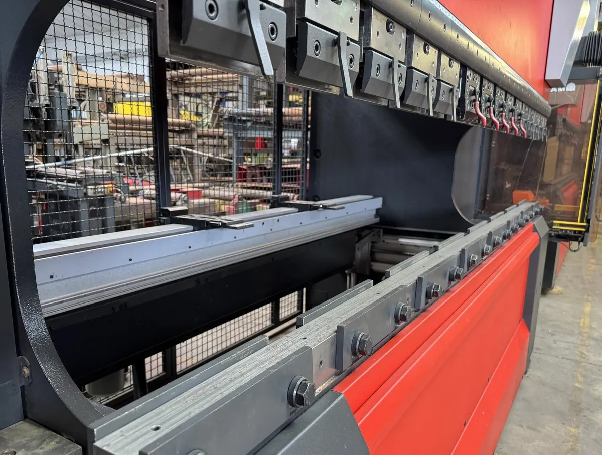 AMADA HFE M2 CNC DOWNSTROKING PRESSBRAKE. - Image 4