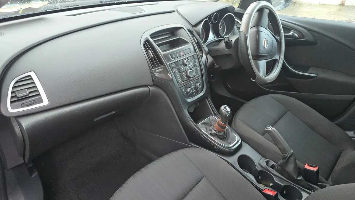 Opel Astra 2013 - Image 2