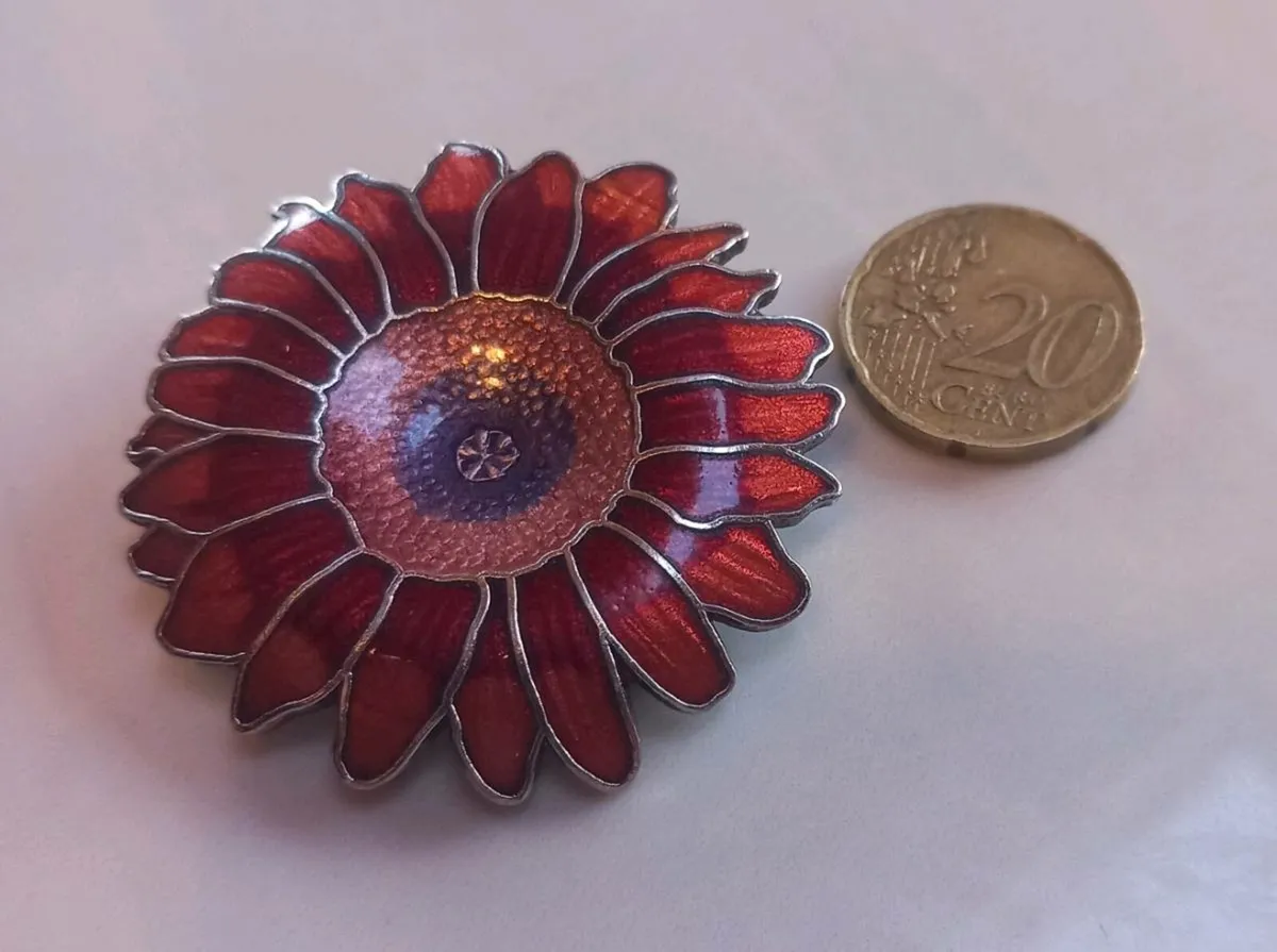 Red sunflower enamel brooch, no damage D18 post 3e - Image 2