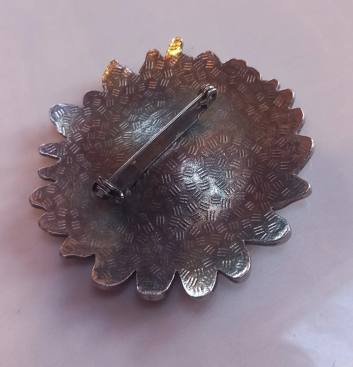 Red sunflower enamel brooch, no damage D18 post 3e - Image 3