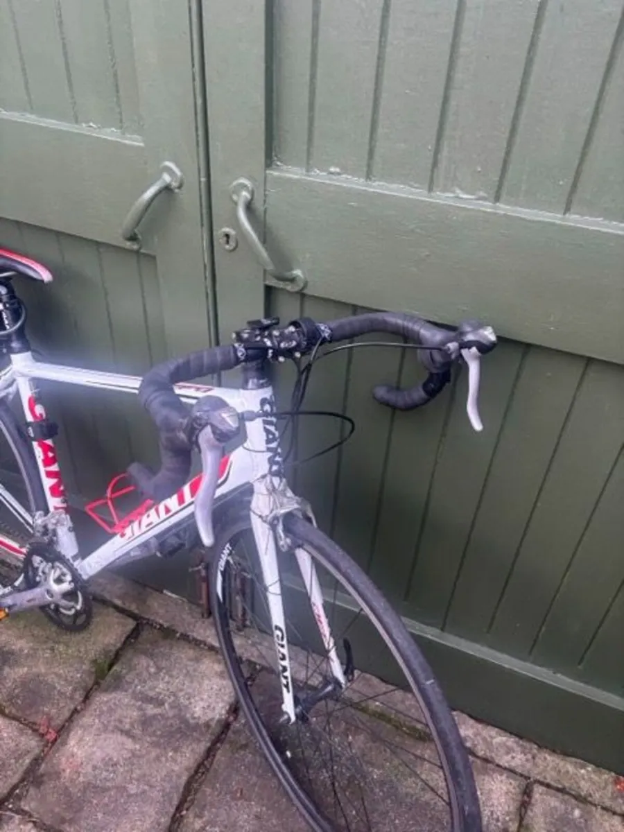 Giant Defy 4 Roadbike - Image 2