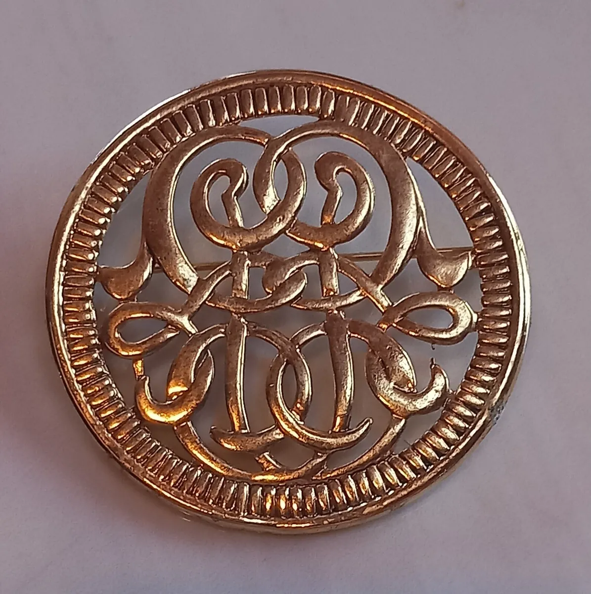 Large gold tone brooch with filigree, D18 post 3e - Image 1
