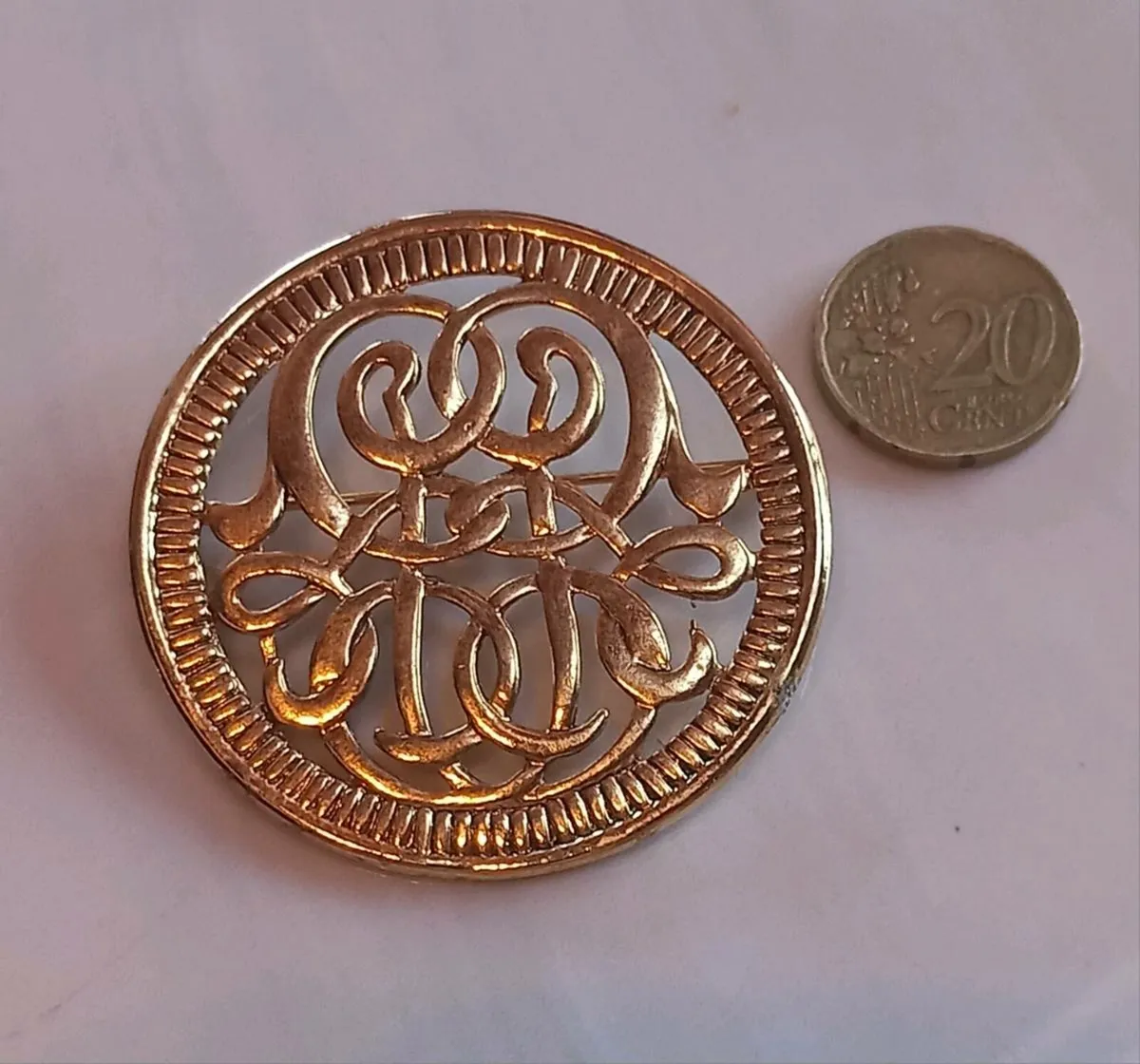 Large gold tone brooch with filigree, D18 post 3e - Image 2