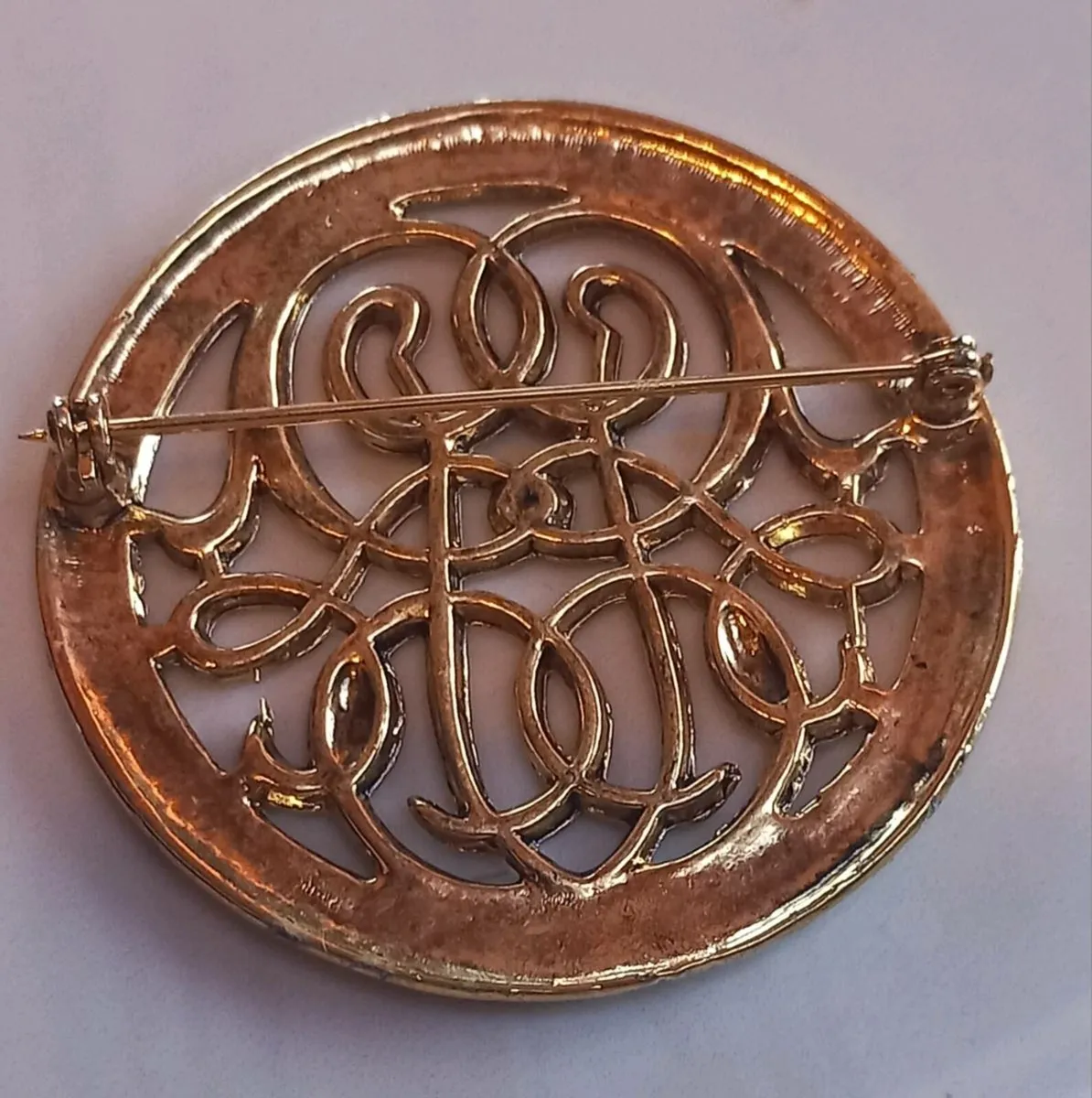 Large gold tone brooch with filigree, D18 post 3e - Image 3