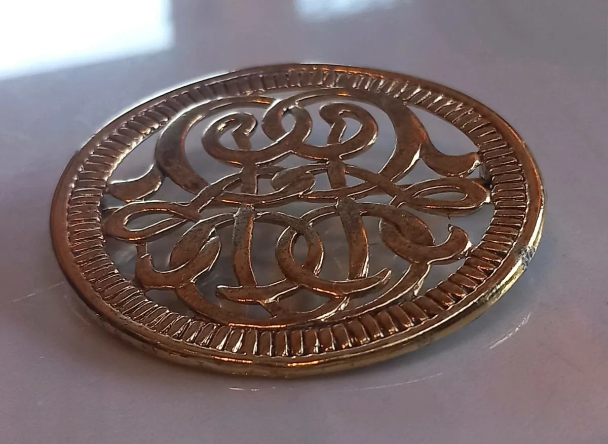 Large gold tone brooch with filigree, D18 post 3e - Image 4