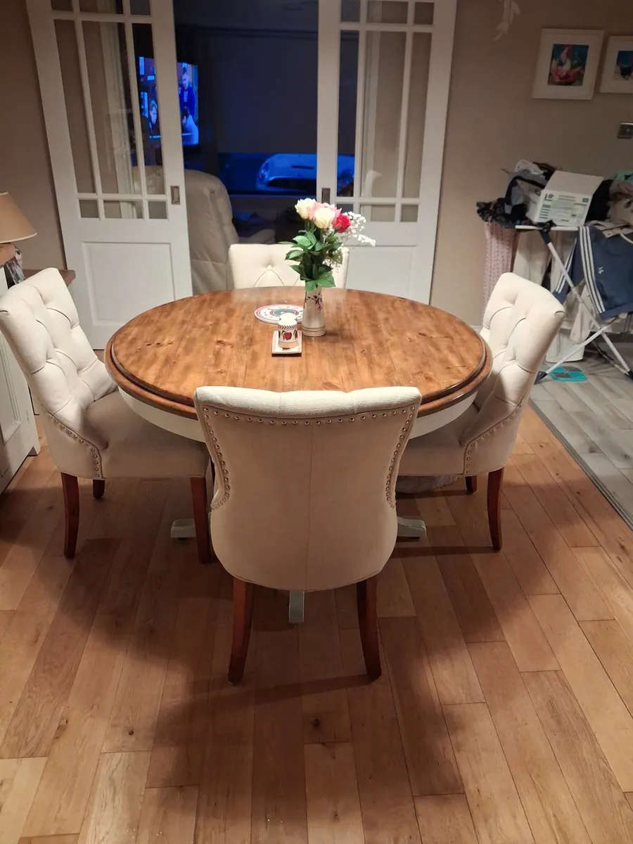 Round Table & Chairs - Image 2