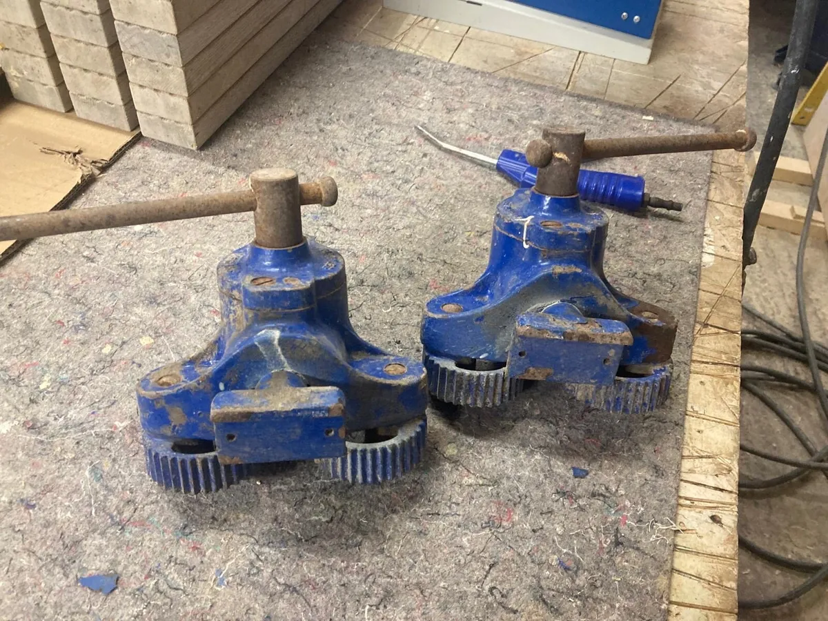2x Floor Clamps