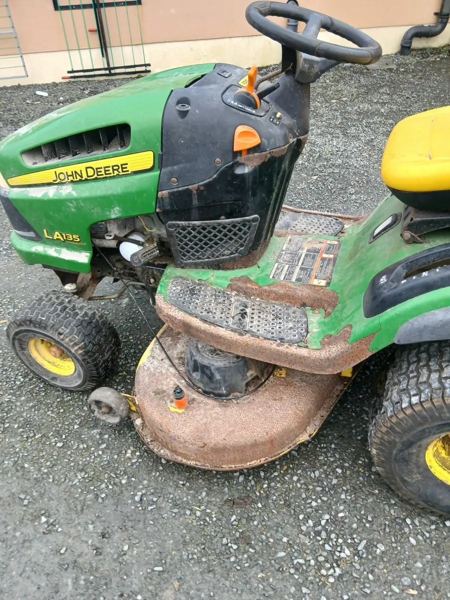Ride on lawnmower - Image 1