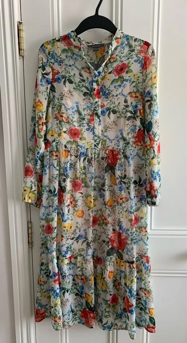 Beautiful Ladies Floral Dress: Size XS (suit 6-10) - Image 2