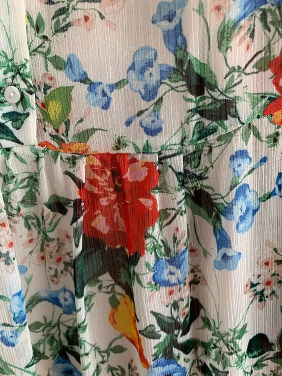 Beautiful Ladies Floral Dress: Size XS (suit 6-10) - Image 4