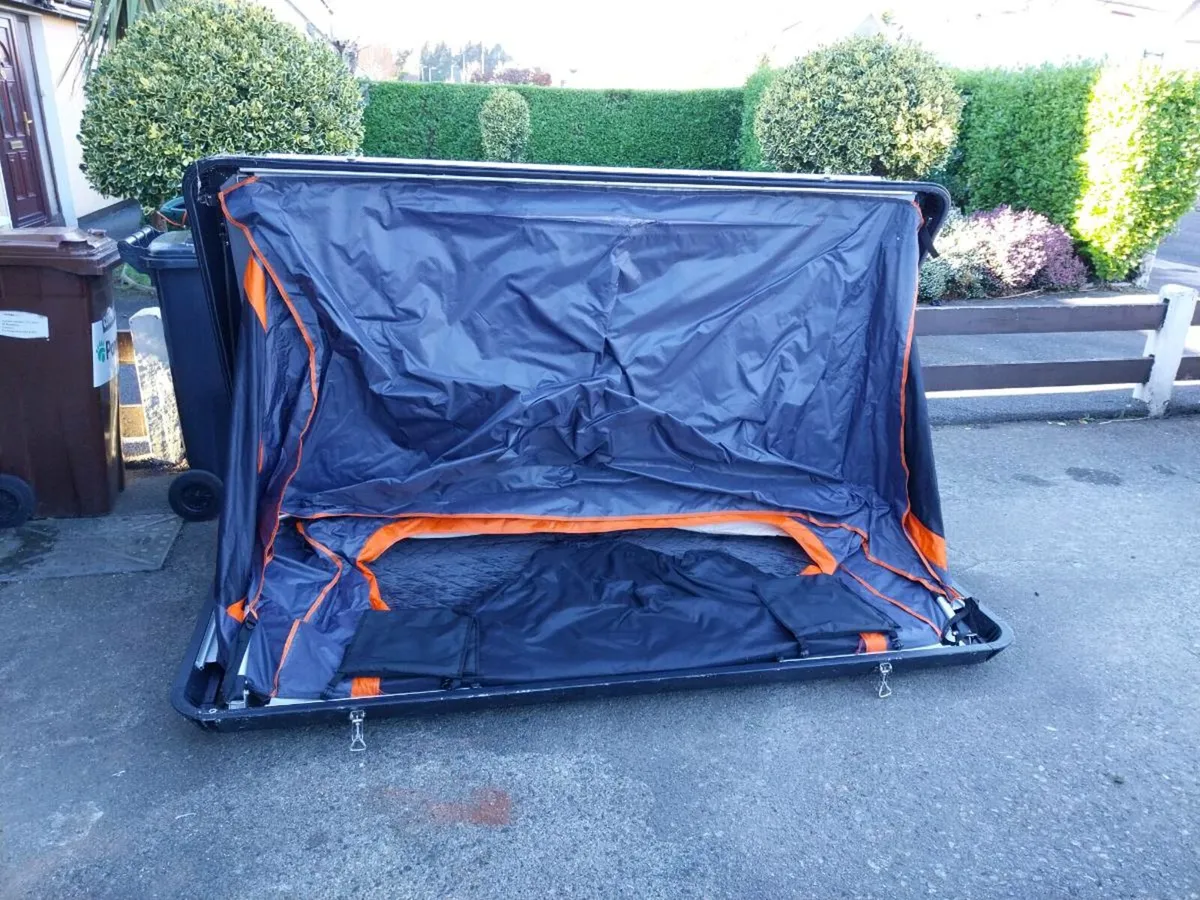 Roof top tent with solar panels - Image 3