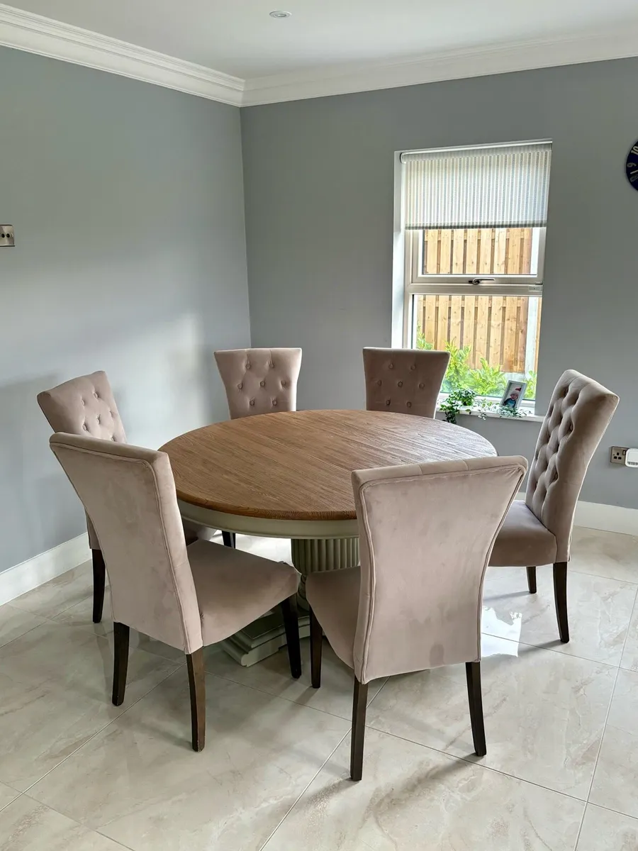 Table and chairs - Image 2