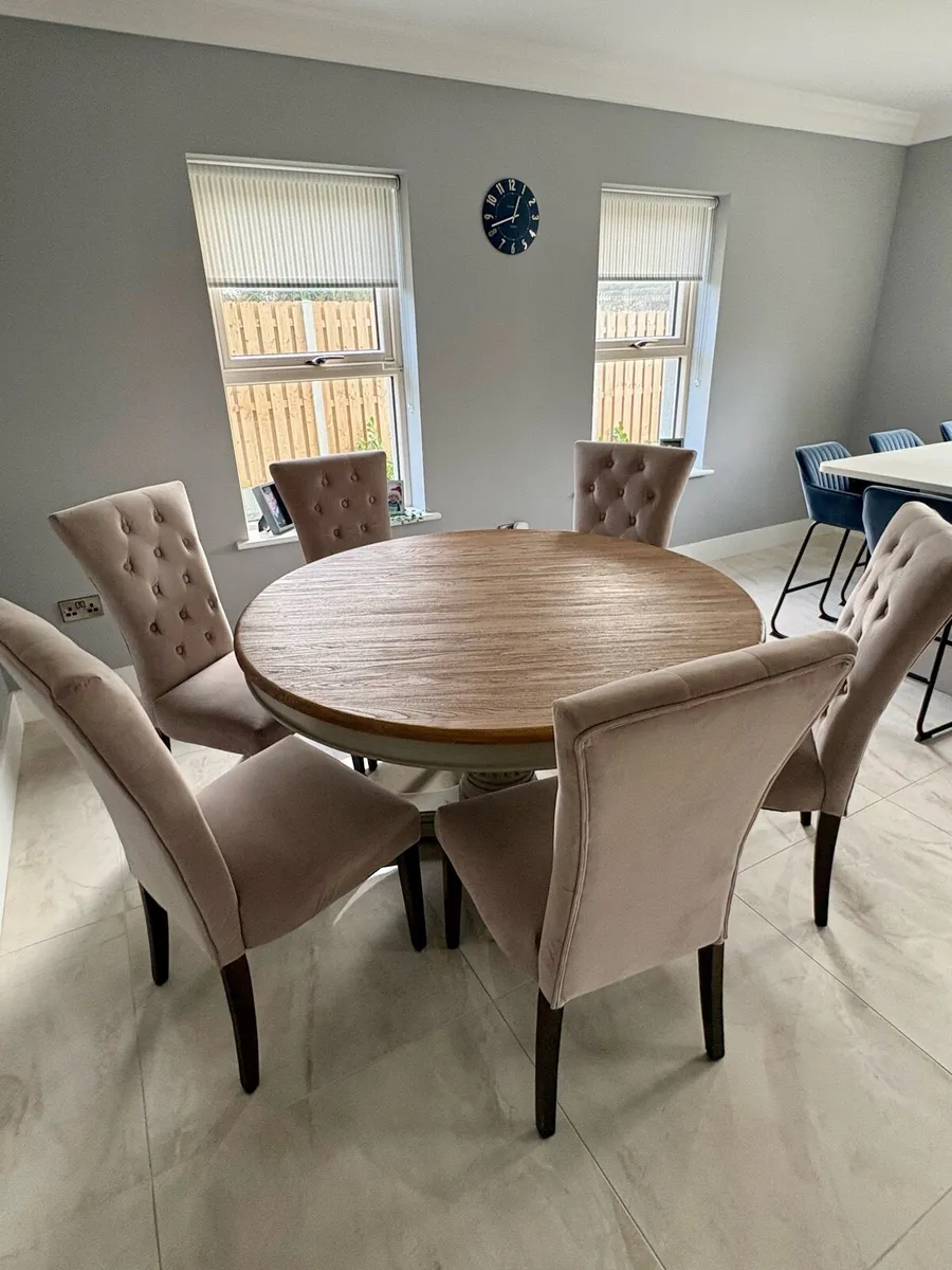 Table and chairs - Image 1