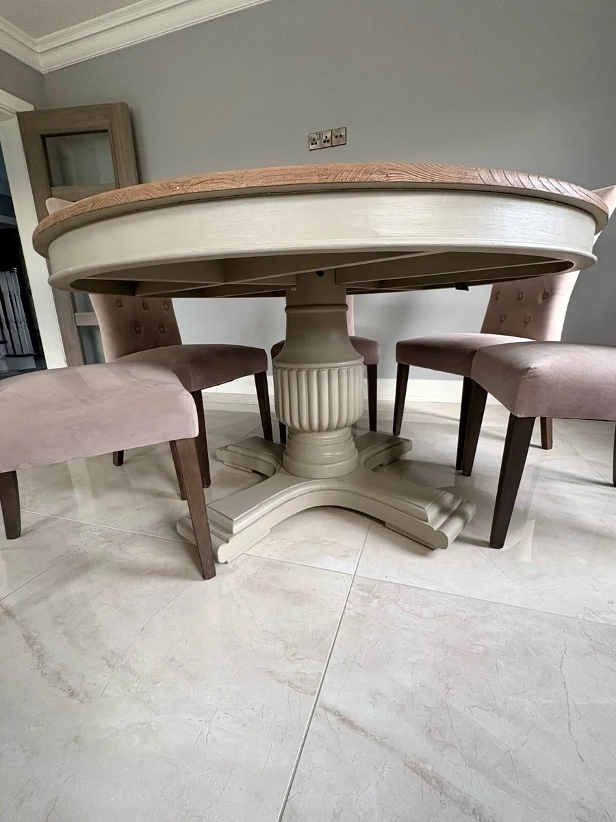 Table and chairs - Image 3