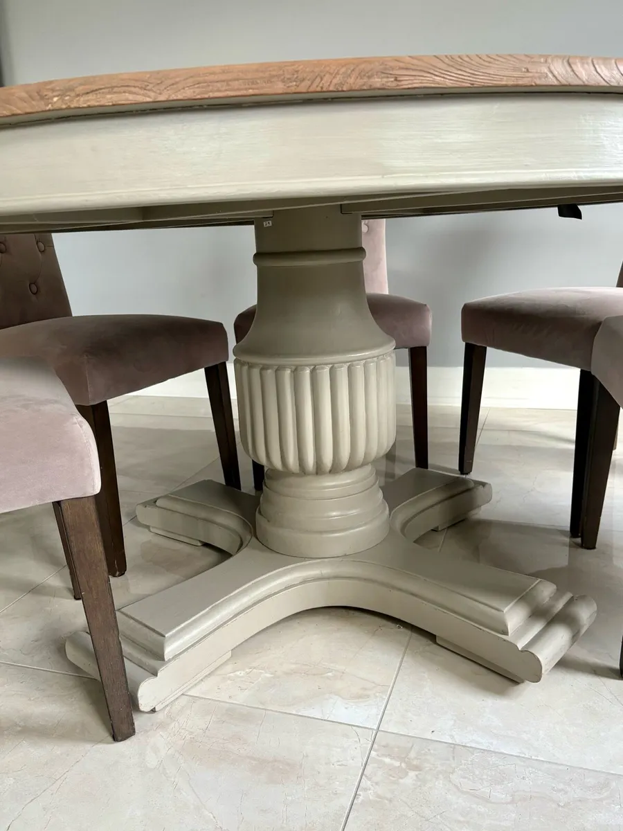 Table and chairs - Image 4