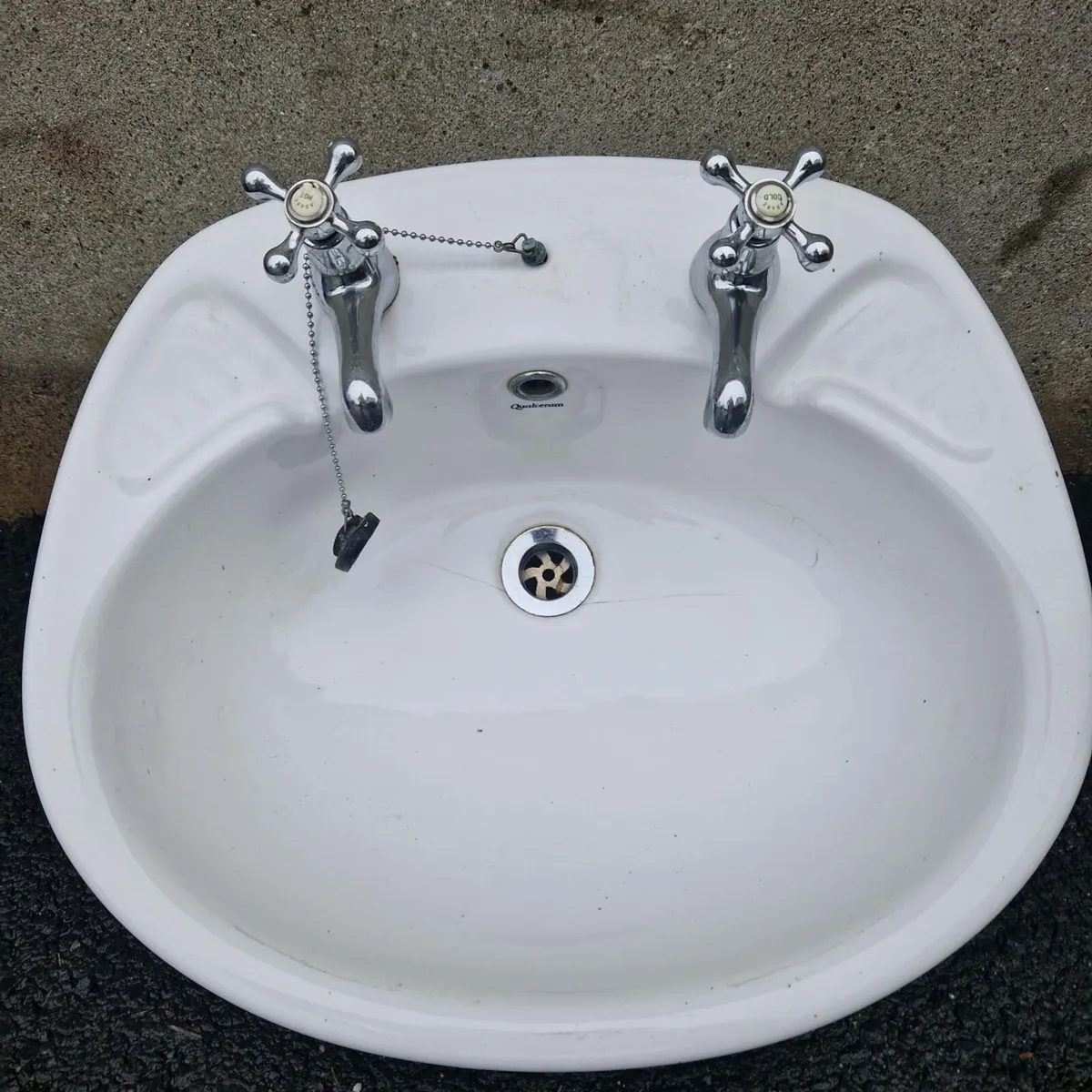 Bathroom sink - Image 1
