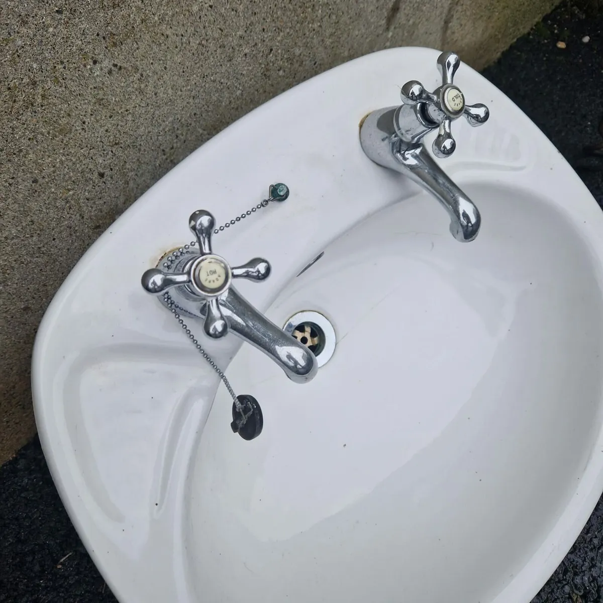 Bathroom sink - Image 2