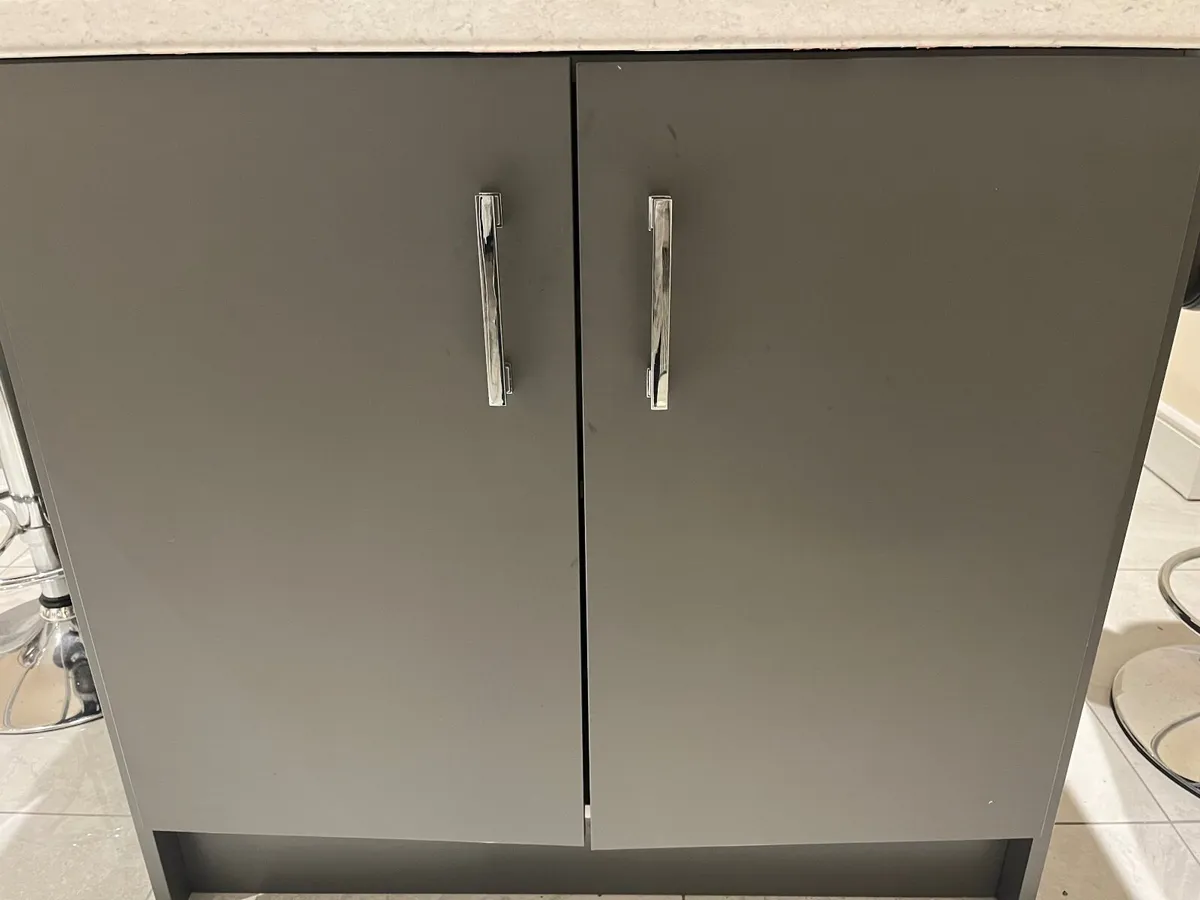 Kitchen island with seats - Image 1