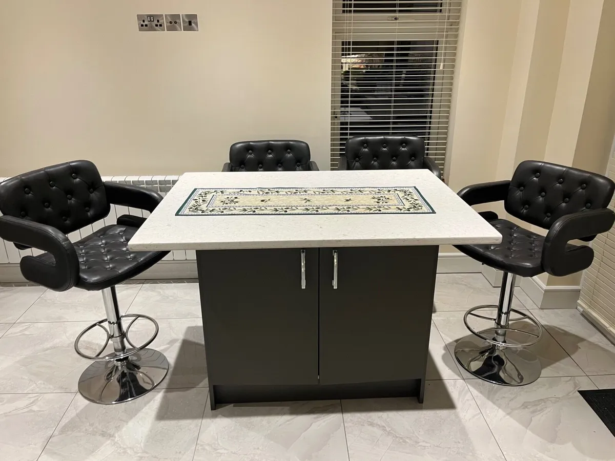 Kitchen island with seats - Image 2