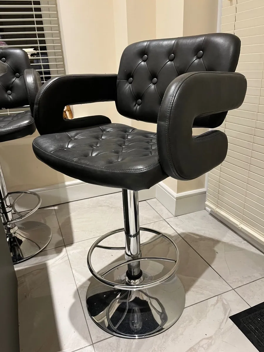 Kitchen island with seats - Image 3