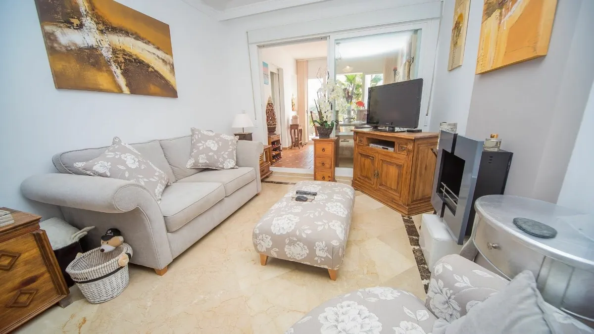 Sun-Drenched Garden Apartment, Castillo Duquesa - Image 2