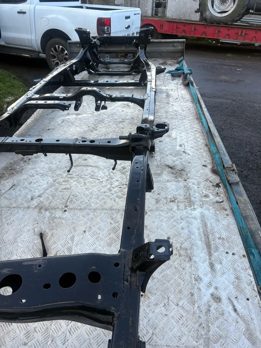 2006-2016 Toyota hilux chassis - Image 1