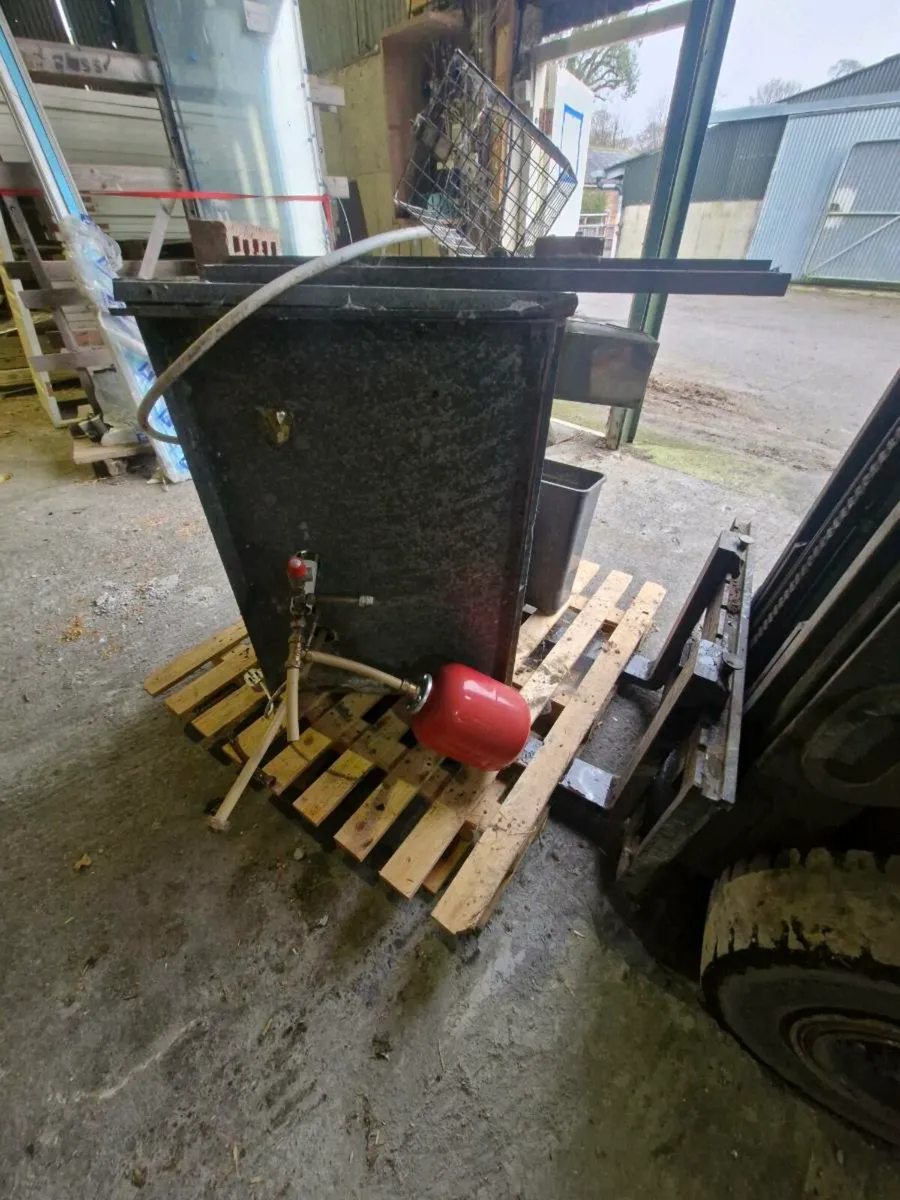 Oil burner with radiators - Image 1