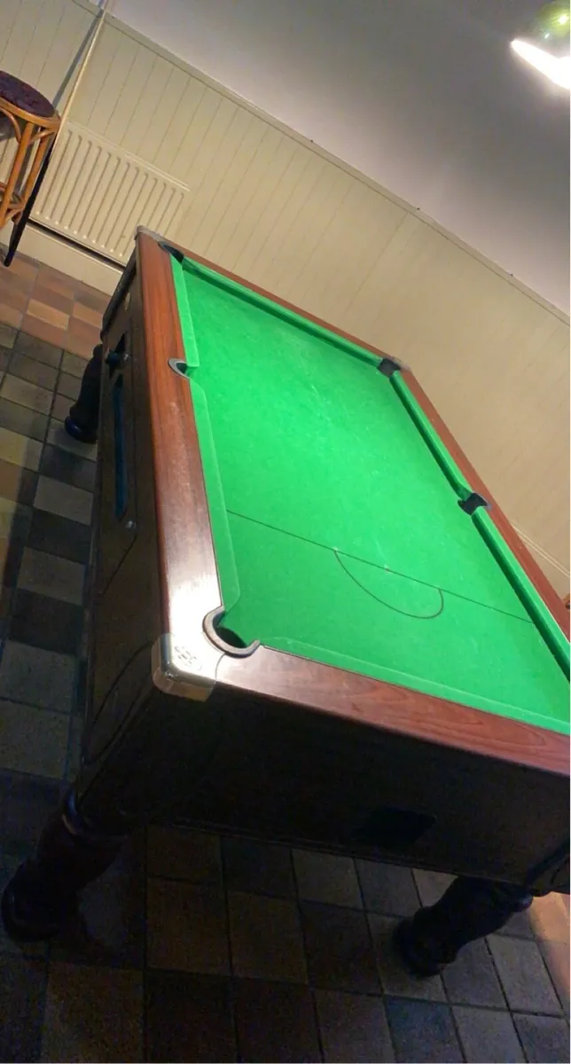 Pool table - Image 1