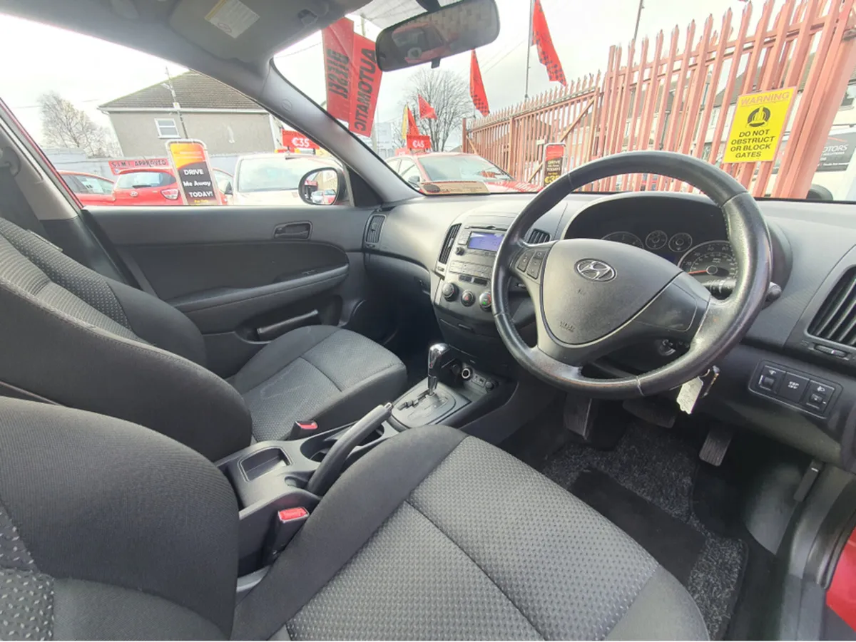 Hyundai i30 1.6 CRDI COMFORT 5DR *AUTO* (NCT 11/26 - Image 4