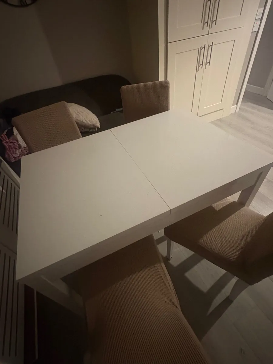 Table and chairs - Image 1