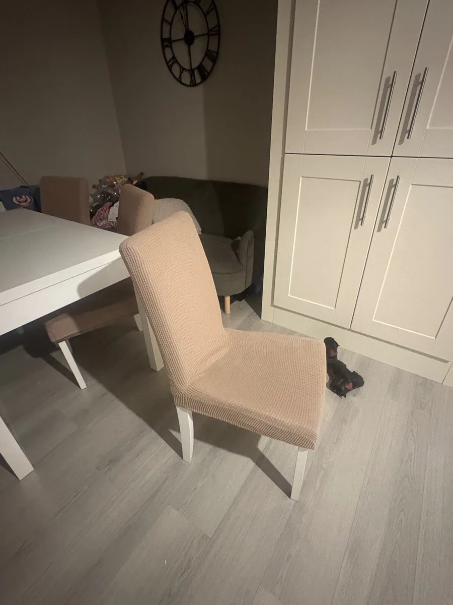 Table and chairs - Image 2