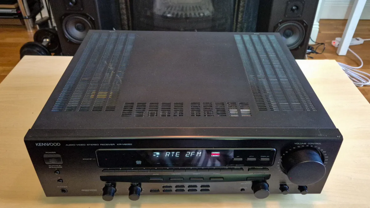 Kenwood KR-V6050 receiver with original remote - Image 1