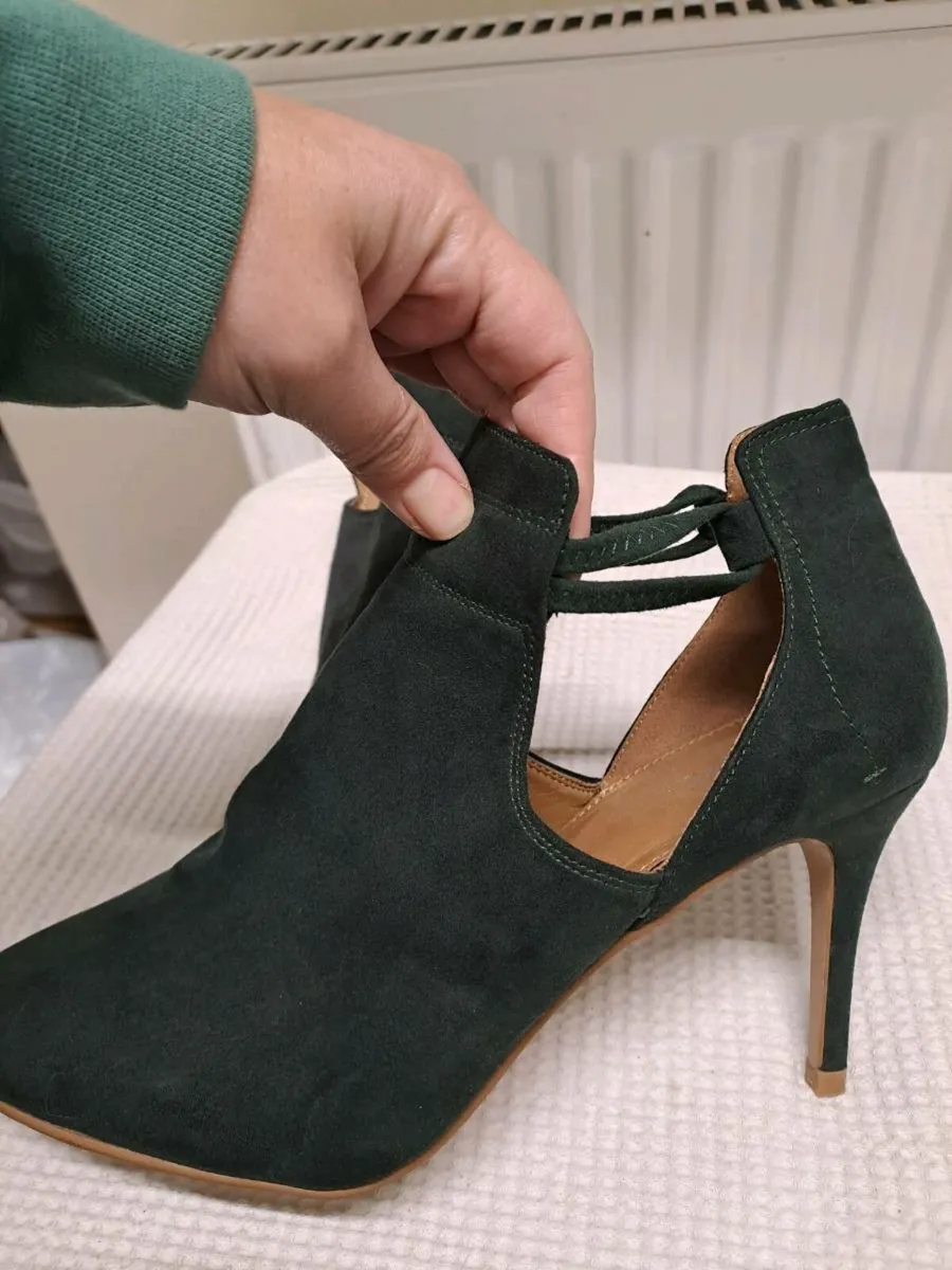 Bottle green high heels size 6.5 - Image 3