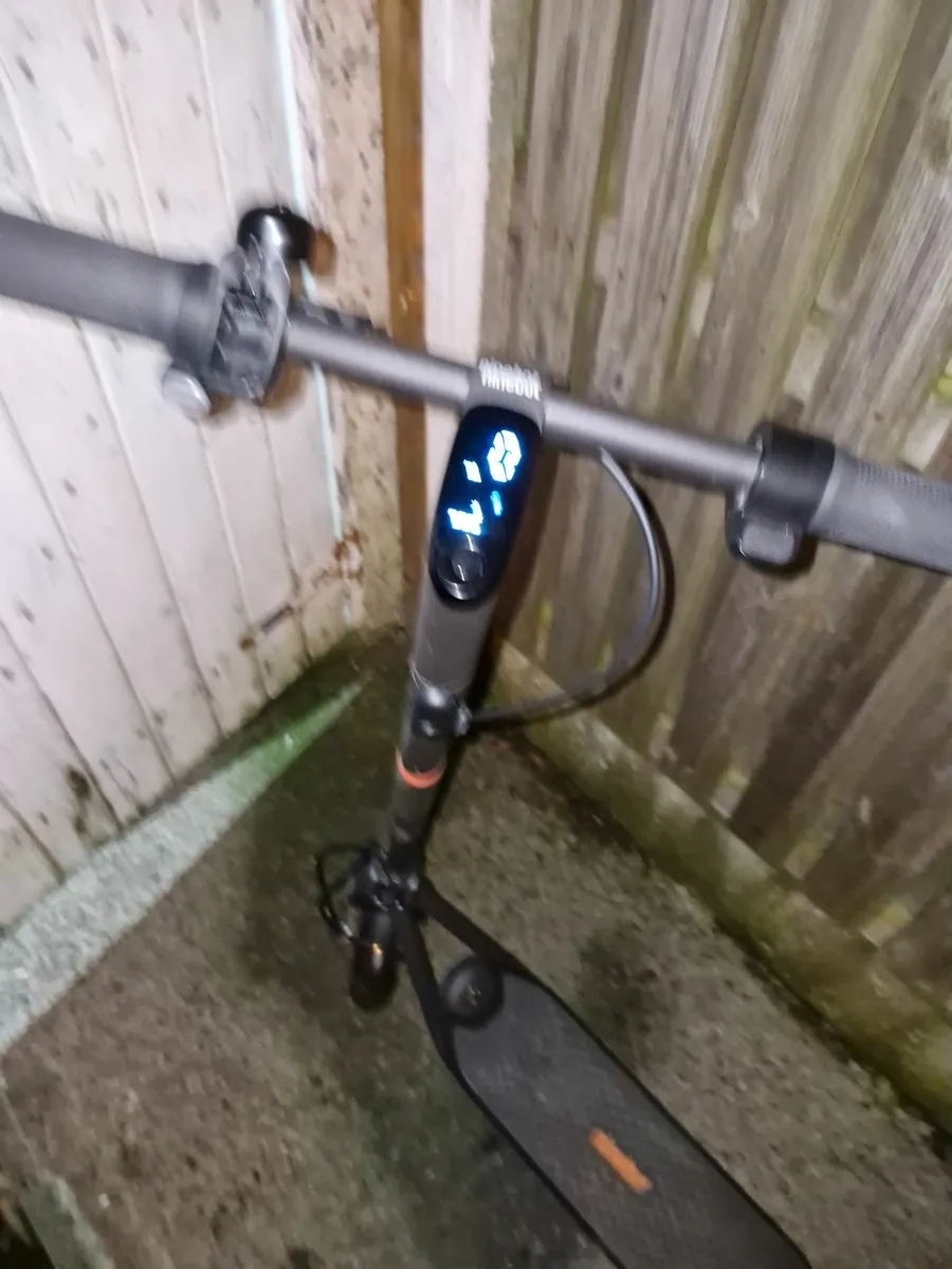 Ninebot Kickscooter F2 - Image 1