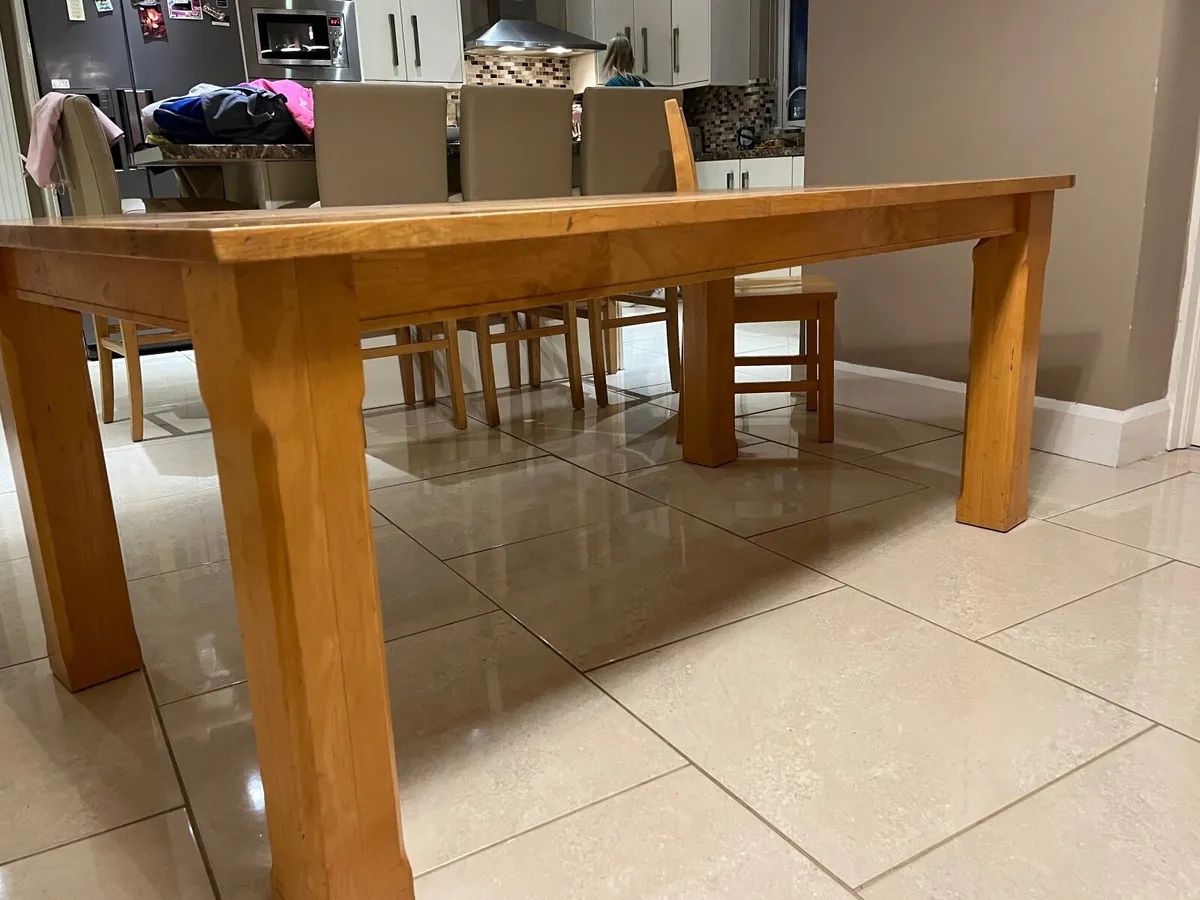 In excellent condition Kitchen table and chairs - Image 3