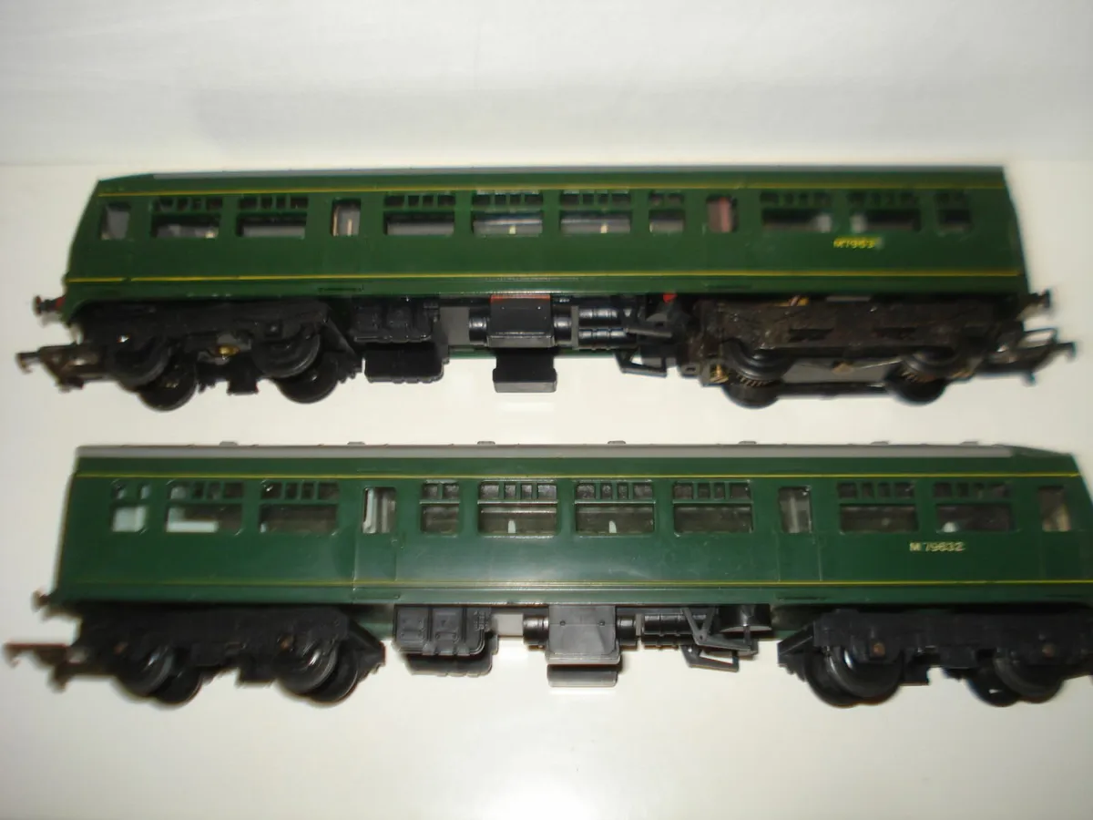 TRI-ANG 00  MODEL RAILWAY DMU CLASS 101 RAILCARS. - Image 2