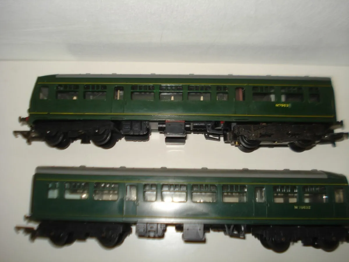 TRI-ANG 00  MODEL RAILWAY DMU CLASS 101 RAILCARS. - Image 3