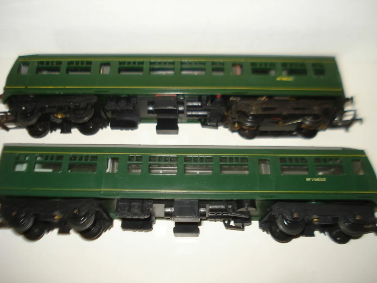 TRI-ANG 00  MODEL RAILWAY DMU CLASS 101 RAILCARS. - Image 4