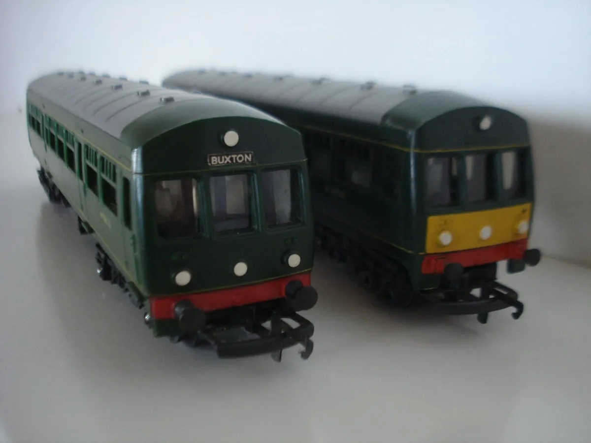 TRI-ANG 00  MODEL RAILWAY DMU CLASS 101 RAILCARS. - Image 1