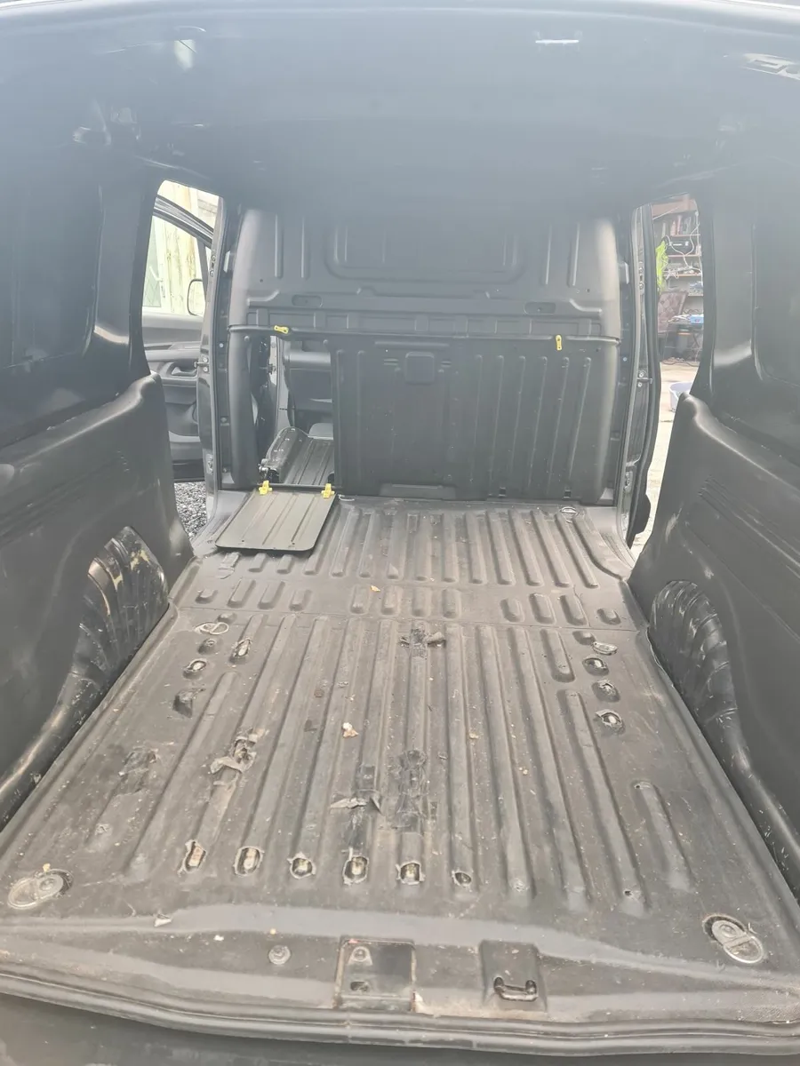 2020 lwb van new cvrt 7 foot in rear - Image 3