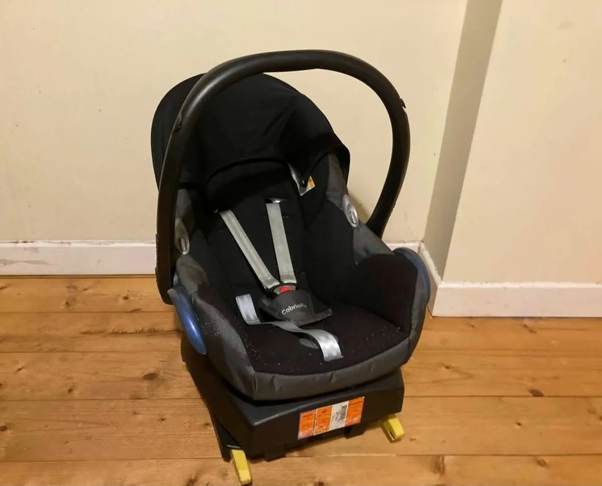 Maxi-Cosi Baby Car Seat + ISOFIX Base & SaferBaby - Image 2